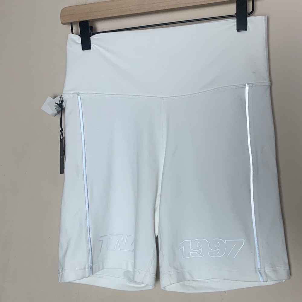 Aritzia TNA Atmosphere Shorts 7” White Size Large